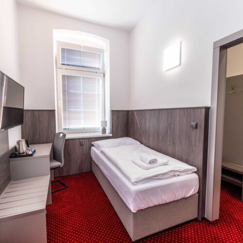 Camera single cu duș cu chicinetă comună