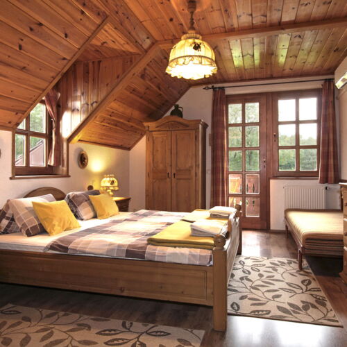 Pokoj s balkónem s manželskou postelí s výhledem do dvora (s možností přistýlky)