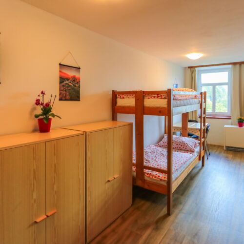 7 Person Room with Shared Kitchenette
