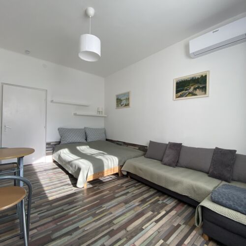 Apartament la parter b cu 1 camera pentru 4 pers.