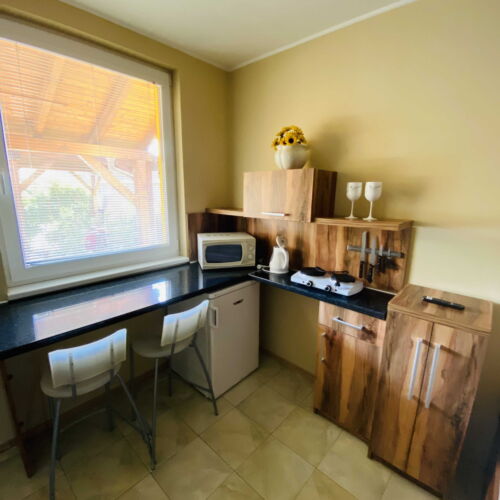 Apartmán so sprchou s vlastnou kuchyňou s manželskou posteľou s 1 spálňou