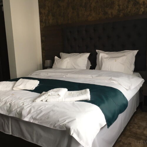 Pokoj s manželskou postelí na poschodí 