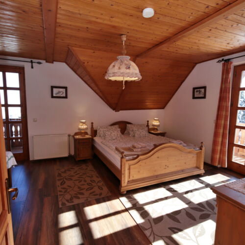 Pokoj s balkónem s manželskou postelí s výhledem na hory (s možností přistýlky)