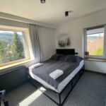 Pokoj s manželskou postelí s výhledem na hory na poschodí