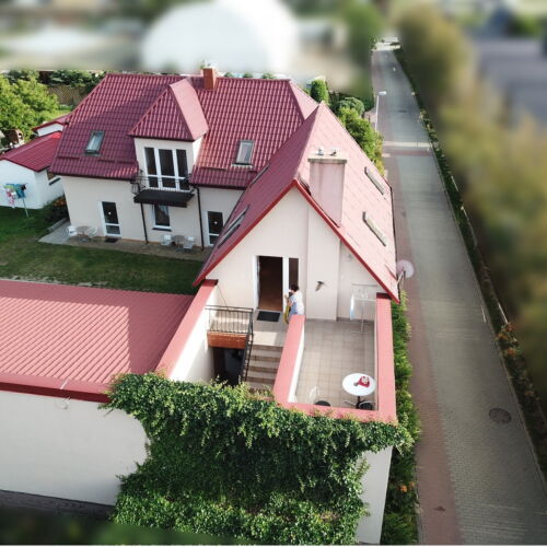 Apartament 6-osobowy na piętrze z tarasem z 2 pomieszczeniami sypialnianymi (możliwa dostawka)