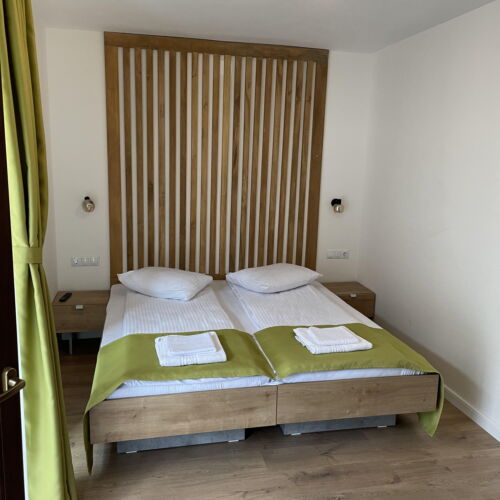 Camera twin cu balcon cu vedere spre munte (se poate solicita pat suplimentar)