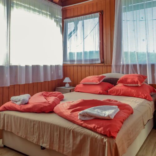 Apartament la etaj toata casa pentru 4 pers. (se inchirieaza doar integral)