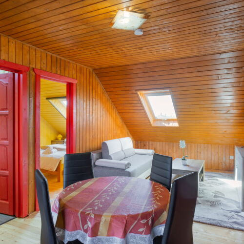 Apartament cu balcon cu aer condiționat cu 1 camera pentru 2 pers. (se poate solicita pat suplimentar)