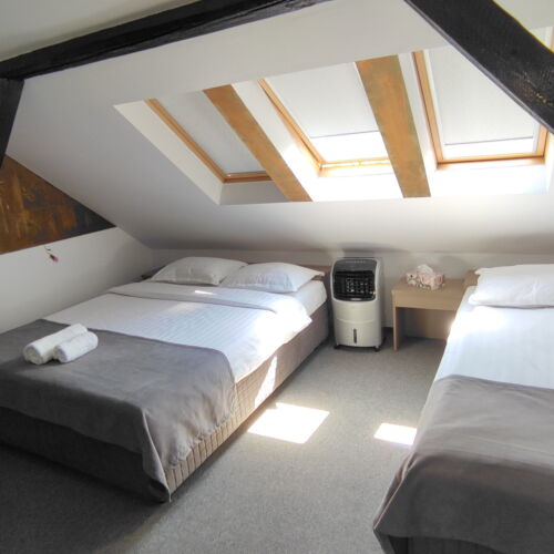 Camera tripla standard la mansardă