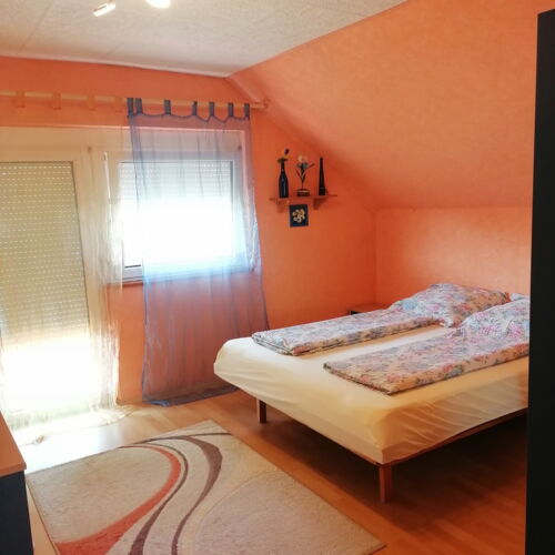 Apartament 4-osobowy z klimatyzacją z tarasem z 2 pomieszczeniami sypialnianymi