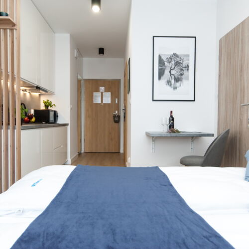 Apartament la etaj cu balcon pentru 2 pers. (se inchirieaza doar integral)