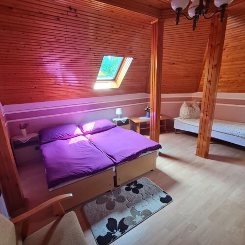 Casă de vară întreaga unitate cu balcon pentru 20 pers. (se inchirieaza doar integral)