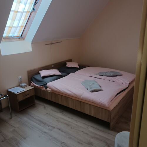 Apartament 4-osobowy na poddaszu Przyjazny podróżom rodzinnym z 2 pomieszczeniami sypialnianymi