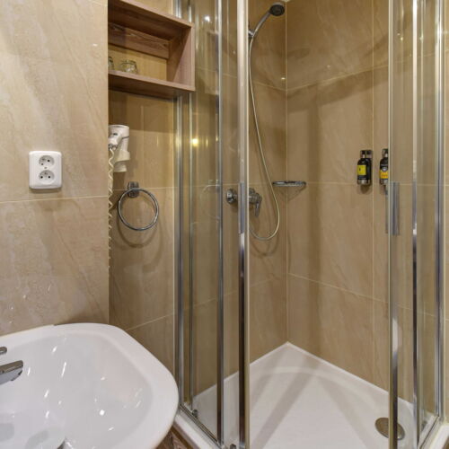 Camera twin la mansardă cu duș