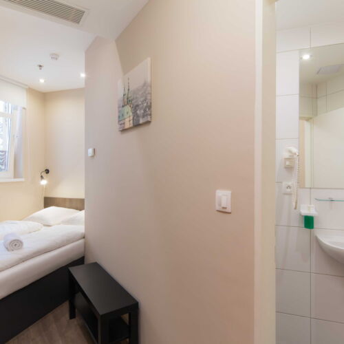 Pokoj se sprchou  s manželskou postelí