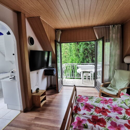 Apartament 4-osobowy na poddaszu z balkonem z 2 pomieszczeniami sypialnianymi (możliwa dostawka)