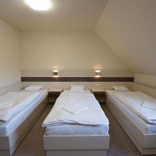 Upstairs Triple Room ensuite