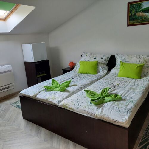 Upstairs Triple Room ensuite