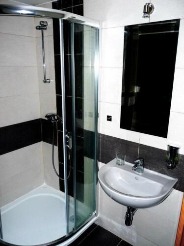 Apartament 5-osobowy z prysznicem z własną kuchnią z 2 pomieszczeniami sypialnianymi