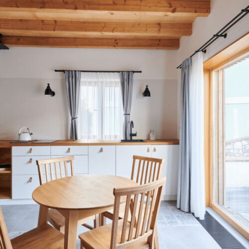 Apartament cu duș cu chicinetă proprie pentru 2 pers.