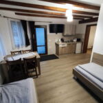 Apartament family la parter cu 2 camere pentru 4 pers.
