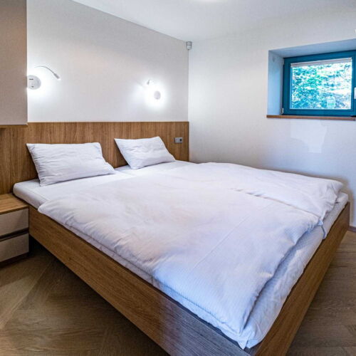 Apartman se sprchou s privátní koupelnou mimo apartmán s manželskou postelí s 1 ložnicí