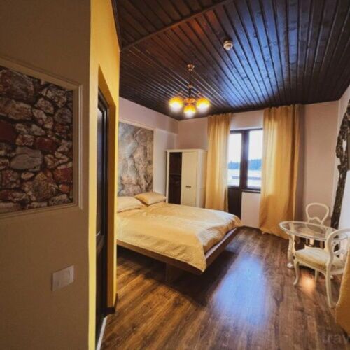 Pokoj s balkónem  s manželskou postelí