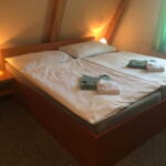 Dvoulůžkový pokoj s manželskou postelí a výhledem na hory
