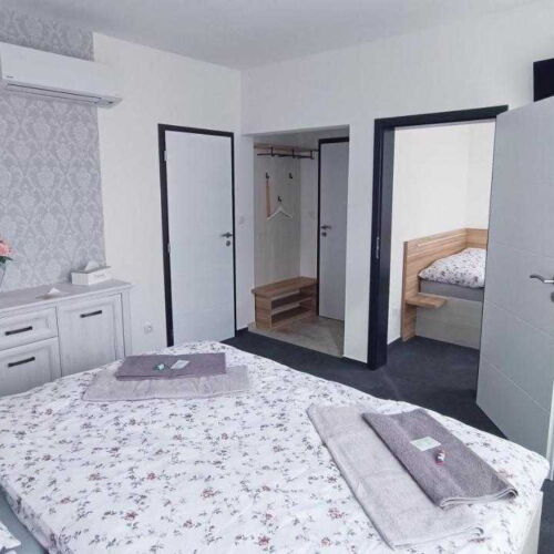 Camera cvadrupla cu aer condiționat cu duș