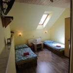 Dvoulůžkový pokoj s oddělenými postelemi a vlastní koupelnou