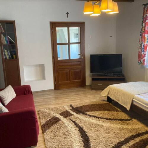 Apartament întreaga unitate cu vedere spre grădină pentru 4 pers. (se inchirieaza doar integral)