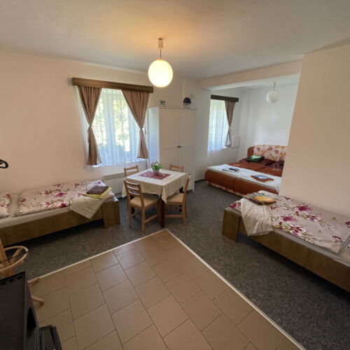 Camera cvadrupla cu chicinetă proprie