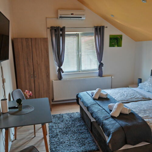 Pokoj pro 2 os. s výhledem do zahrady na poschodí