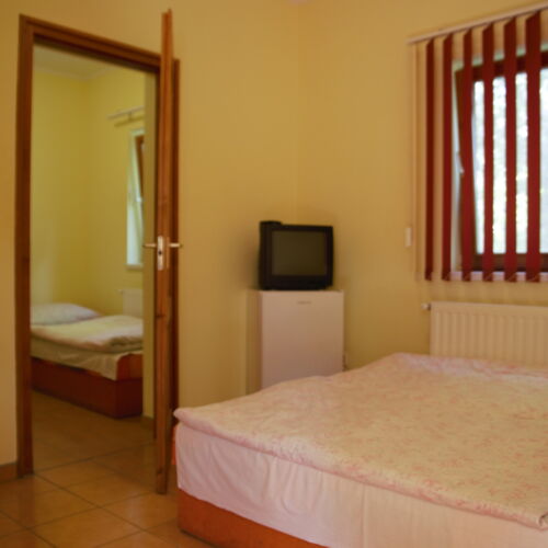 Camera cvadrupla familial(ă) la parter