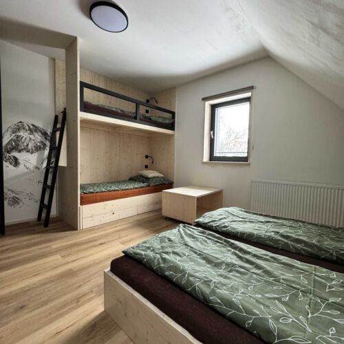 Apartament 4-osobowy z prysznicem (możliwa dostawka)