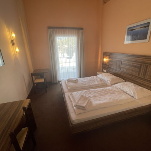 Pokoj s manželskou postelí