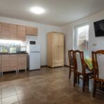Zuhanyzós saját teakonyhával 5 fős apartman (pótágyazható)