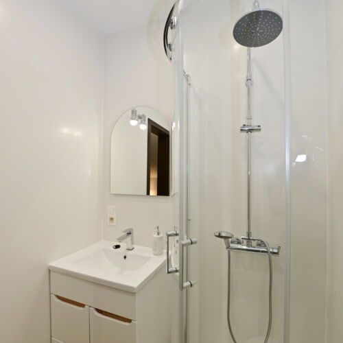 Pokoj s klimatizací s manželskou postelí na poschodí