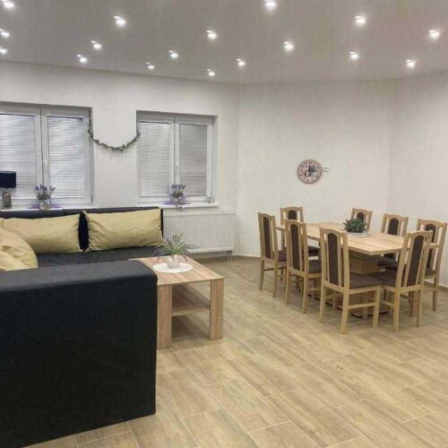 Apartament 8-osobowy Tourist z własną kuchnią z 4 pomieszczeniami sypialnianymi (możliwa dostawka)