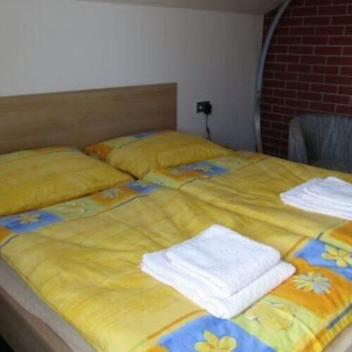 Pokoj se sprchou se společnou kuchyňkou s manželskou postelí