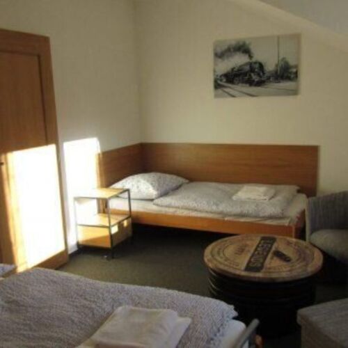 Pokoj se sprchou se společnou kuchyňkou pro 3 os.