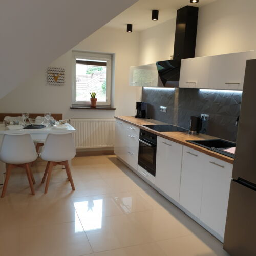 Apartament 4-osobowy na piętrze z balkonem z 2 pomieszczeniami sypialnianymi