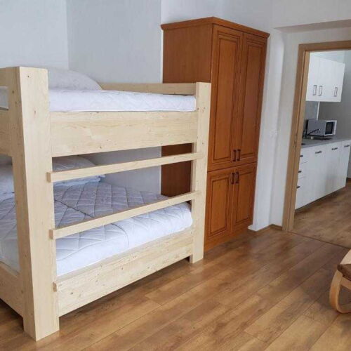 Apartman se sprchou s privátní koupelnou mimo apartmán pro 4 os.