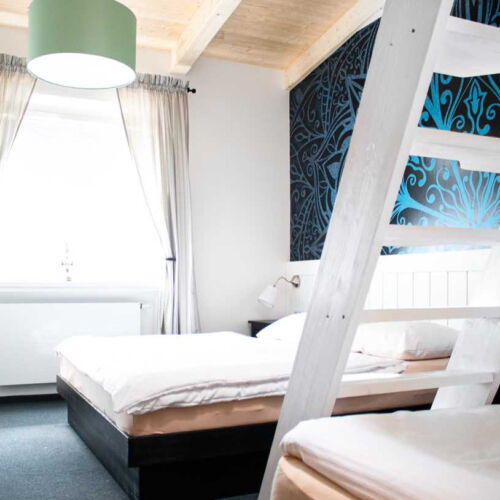 Pokoj se sprchou se společnou kuchyňkou pro 5 os.