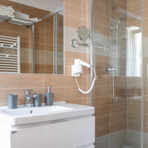 Pokoj se sprchou s vlastní kuchyňkou pro 4 os.