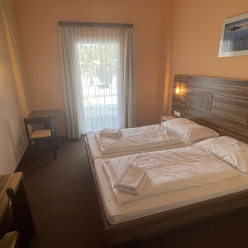 Pokoj s balkónem  s manželskou postelí