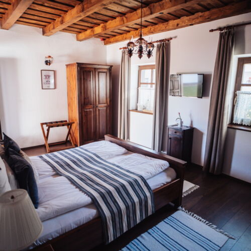 Yard View Double Room ensuite (extra beds available)