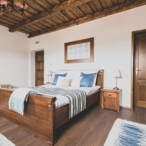 Yard View Double Room ensuite (extra beds available)
