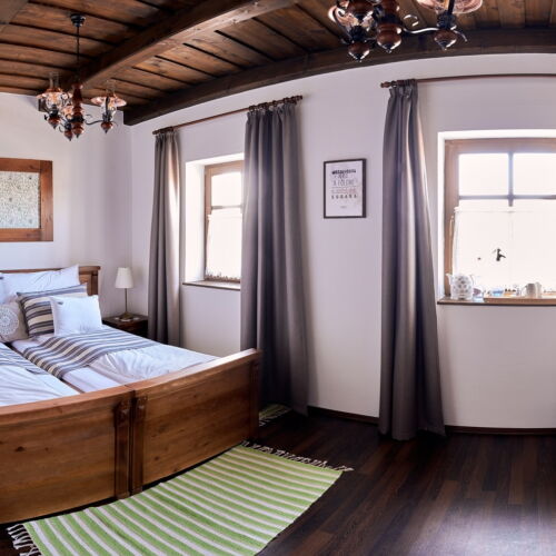 Yard View Twin Room ensuite (extra bed available)
