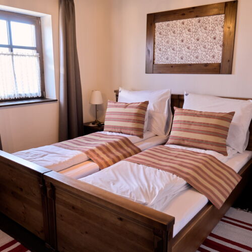 Yard View Twin Room ensuite (extra bed available)